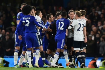 Jogadores do Chelsea e do Tottenham discutem durante partida, em Londres, no dia 2 de maio de 2016