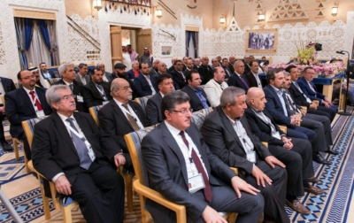 A R&uacute;ssia e o ramo s&iacute;rio da Al-Qaeda criticaram no s&aacute;bado a confer&ecirc;ncia que reuniu esta semana v&aacute;rios membros da oposi&ccedil;&atilde;o s&iacute;ria em Riad, na qual os representantes de partidos pol&iacute;ticos e fac&ccedil;&otilde;es armadas concordaram em negociar, desde que Bashar al-Assad deixe o poder