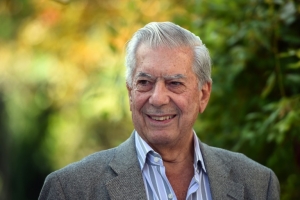 (Arquivo) O escritor e ganhador do Pr&ecirc;mio Nobel de Literatura Mario Vargas Llosa participa de uma coletiva de imprensa em Aix-en-Provence, sul da Fran&ccedil;a, em 17 de outubro de 2014