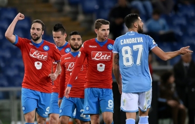 Jogadores do Napoli (E) comemoram gol durante partida contra a Lazio, em Roma, no dia 3 de fevereiro de 2016