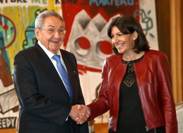 O presidente cubano, Ra&uacute;l Castro (E), e a prefeita de Paris, Anne Hidalgo, em Paris, no dia 2 de fevereiro de 2016