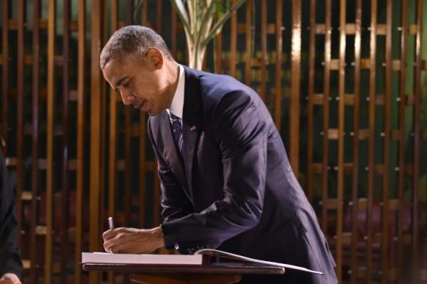 Obama assina o livro de visitas do Pal&aacute;cio da Revolu&ccedil;&atilde;o, em Havana