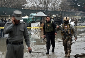 Imagem do local em que um homem-bomba detonou uma carga de explosivos em uma estrada pr&oacute;xima ao aeroporto de Cabul no dia 4 de janeiro de 2016