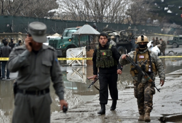 Imagem do local em que um homem-bomba detonou uma carga de explosivos em uma estrada pr&oacute;xima ao aeroporto de Cabul no dia 4 de janeiro de 2016
