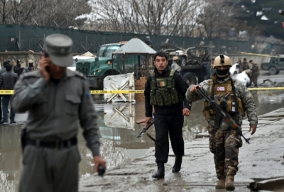 Imagem do local em que um homem-bomba detonou uma carga de explosivos em uma estrada pr&oacute;xima ao aeroporto de Cabul no dia 4 de janeiro de 2016