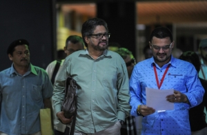 (12 dez) O comandante das Farc, Ivan Marquez (c), chega a Havana para conversas de paz com o governo