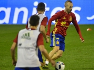 Spain's midfielder Andres Iniesta plays a ball during a training session at the Jose Rico Perez stadium in Alicante on November 12, 2015 on the eve of the friednly football match Spain vs England. AFP PHOTO/ JOSE JORDAN