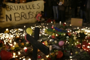 Velas e flores em homenagem &agrave;s v&iacute;timas dos atentados de Bruxelas, em Bruxelas, no dia 22 de mar&ccedil;o de 2016