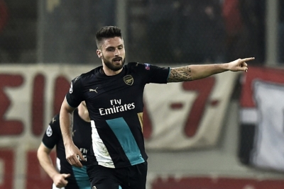 Olivier Giroud, do Arsenal, comemora gol durante partida contra o Olympiacos, em Pireu, no dia 9 de dezembro de 2015