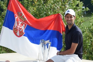 Novak Djokovic posa com a bandeira da S&eacute;rvia, em 20 de mar&ccedil;o, em Indian Wells