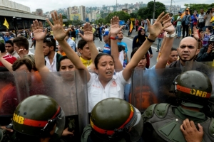 Opositores do governo de Nicol&aacute;s Maduro participam de manifesta&ccedil;&atilde;o, em Caracas, no dia 11 de maio de 2016