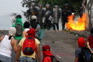 Estudantes entram em confronto com a pol&iacute;cia, em San Crist&oacute;bal, Venezuela, no dia 2 de mar&ccedil;o de 2016