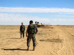 Soldados do ex&eacute;rcito s&iacute;rio perto de tanque nos arredores de Raqa, em 19 de fevereiro de 2016