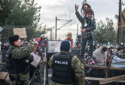 (1 dez) Migrantes protestam contra as restri&ccedil;&otilde;es &agrave; passagem para a Gr&eacute;cia, na cidade de Gevgelija, Maced&ocirc;nia