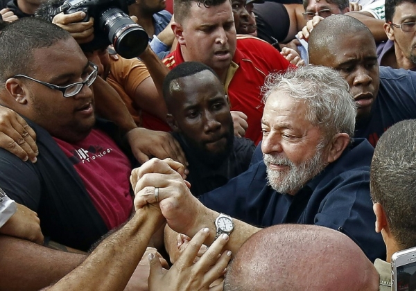 Luiz In&aacute;cio Lula da Silva cumprimenta simpatizantes em S&atilde;o Paulo em 4 de mar&ccedil;o de 2016
