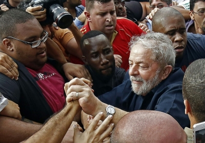 Luiz In&aacute;cio Lula da Silva cumprimenta simpatizantes em S&atilde;o Paulo em 4 de mar&ccedil;o de 2016