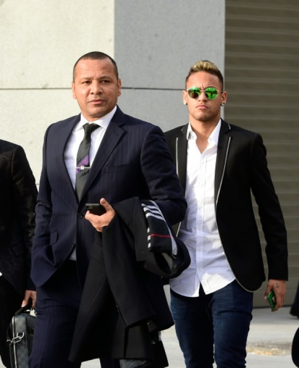 Barcelona's Brazilian forward Neymar (C) and his father Neymar Santos (3L) arrive to Spain's national court in Madrid on February 2, 2016. Barcelona star Neymar is called to give evidence this week a murky case over the deal which brought the Brazilian to the Catalan giants from Santos in 2013. AFP PHOTO / JAVIER SORIANO