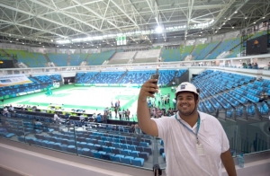 Funcion&aacute;rio tira uma selfie na apresenta&ccedil;&atilde;o da Arena Carioca 1