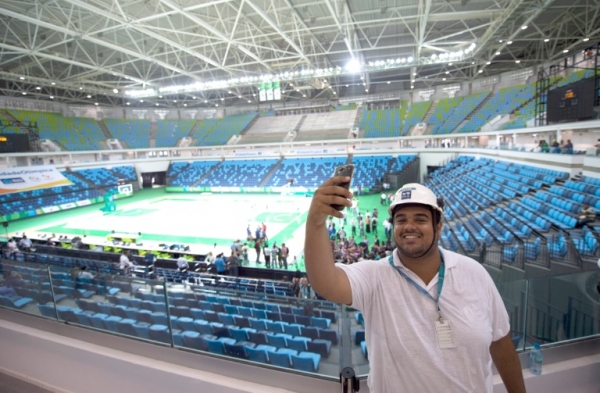 Funcion&aacute;rio tira uma selfie na apresenta&ccedil;&atilde;o da Arena Carioca 1
