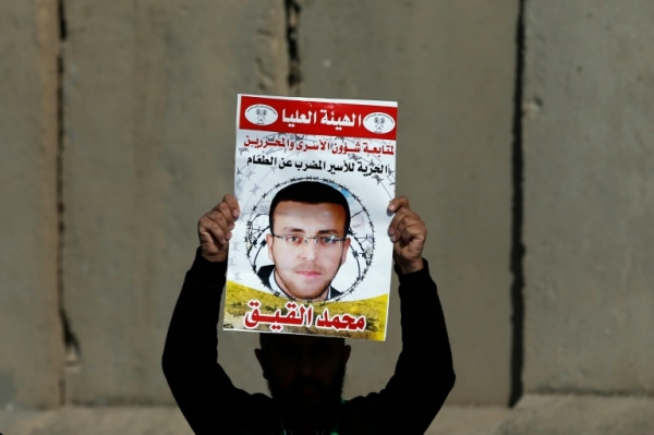 (Arquivo) Palestino mostra um retrato de Mohammed al-Qiq, na Cisjord&acirc;nia