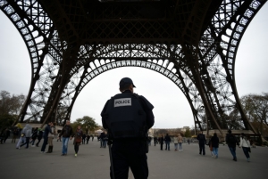 Um policial franc&ecirc;s patrulha a Torre Eiffel, em Paris, no dia 14 de novembro de 2015