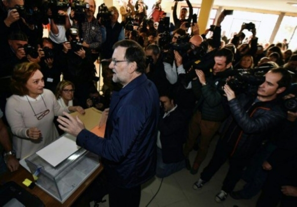 Primeiro-ministro espanhol, Mariano Rajoy, vota em Madri, em 20 de dezembro de 2015