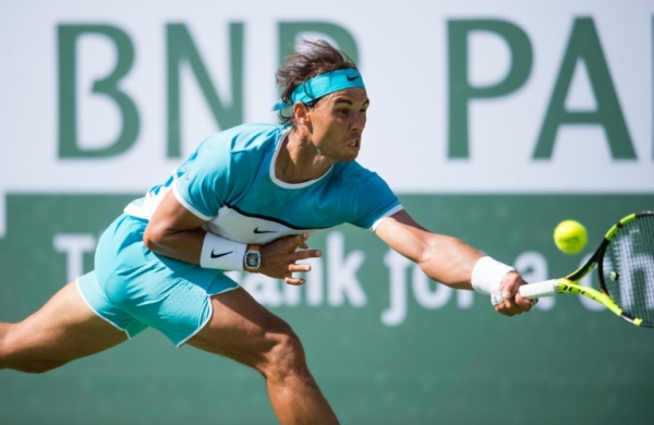Rafael Nadal devolve uma bola na partida contra Novak Djokovic, 19 de mar&ccedil;o, 2016 em Indian Wells