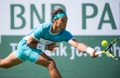 Rafael Nadal devolve uma bola na partida contra Novak Djokovic, 19 de mar&ccedil;o, 2016 em Indian Wells