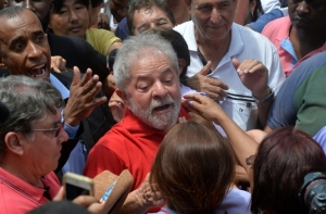 O ex-presidente Lula fala com simpatizantes do lado de fora de sua casa, em S&atilde;o Bernardo do Campo, em 5 de mar&ccedil;o de 2016