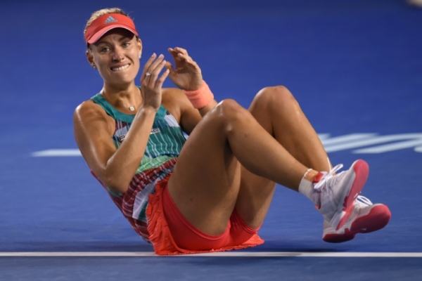 Angelique Kerber comemora o t&iacute;tulo do Aberto da Austr&aacute;lia, em 30 de janeiro, em Melbourne