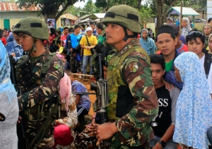 Soldados acompanham a vota&ccedil;&atilde;o em Pantar, ilha de Mindanao