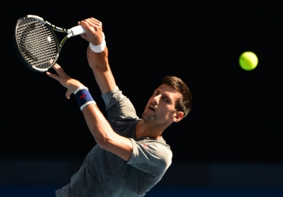 Novak Djokovic saca durante o treino realizado na v&eacute;spera da sua estreia no Aberto da Austr&aacute;lia, em 17 de janeiro, em Melbourne