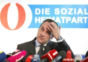 Strache participa de uma entrevista coletiva em Viena