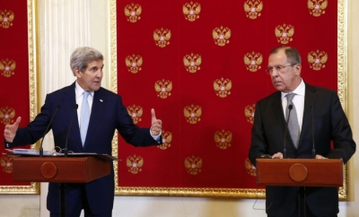 O ministro russo das Rela&ccedil;&otilde;es Exteriores, Sergei Lavrov (D), e o secret&aacute;rio de Estado americano, John Kerry, em Moscou, no dia 15 de dezembro de 2015