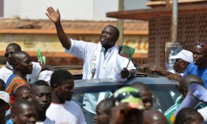O candidato presidencial Agustin Agou acena para simpatizantes durante evento de campanha em Bangui
