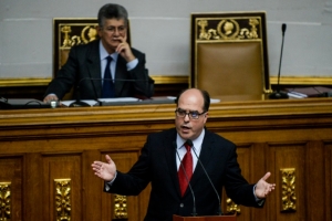 O deputado opositor Julio Borges discursa diante do Parlamento venezuelano, em Caracas, no dia 28 de janeiro de 2016
