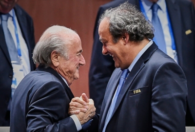 (Arquivo) Os dirigentes Joseph Blatter (E) e Michel Platini apertam as m&atilde;os ap&oacute;s a reelei&ccedil;&atilde;o de Platini para a presid&ecirc;ncia da Fifa, em Zurique, no dia 29 de maio de 2015