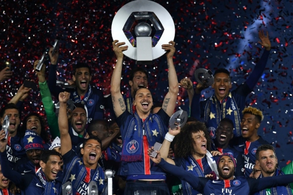 Zlatan Ibrahimovic com o trof&eacute;u do t&iacute;tulo do PSG no campeonato franc&ecirc;s