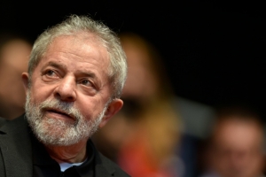 A Pol&iacute;cia Federal faz buscas nesta sexta-feira na casa do ex-presidente Luiz In&aacute;cio Lula da Silva no &acirc;mbito da investiga&ccedil;&atilde;o da fraude na Petrobras, informou o jornal O Globo citando a pol&iacute;cia.