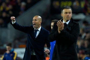 Zidane (E) vibra com um gol da sua equipe contra o Barcelona de Luis Enrique (D), em 2 de abril, no Camp Nou