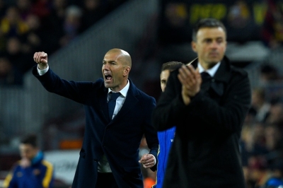 Zidane (E) vibra com um gol da sua equipe contra o Barcelona de Luis Enrique (D), em 2 de abril, no Camp Nou