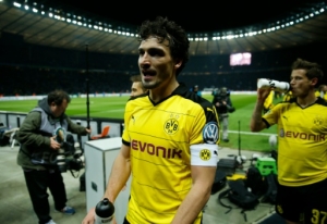 Dortmund's defender Mats Hummels and his team-mates make their way to the fans after the German Cup (DFB Pokal) semi-final football match Hertha Berlin v Borussia Dortmund at the Olympic stadium in Berlin on April 20, 2016. Dortmund won the match 0-3 and will face Bayern Munich in the final.