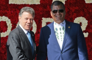 O presidente colombiano, Juan Manuel Santos (E), e o presidente equatoriano, Rafael Correa (D), em Quito, no dia 27 de janeiro de 2016