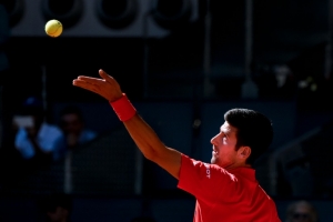 Djokovic saca para Coric