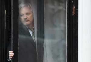(Fevereiro) O fundador do WikiLeaks, Julian Assange, na embaixada do Equador em Londres