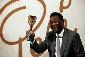 O rei Pel&eacute; segura uma r&eacute;plica da Ta&ccedil;a Jules Rimet, em Londres, no dia 1&ordm; de junho de 2016