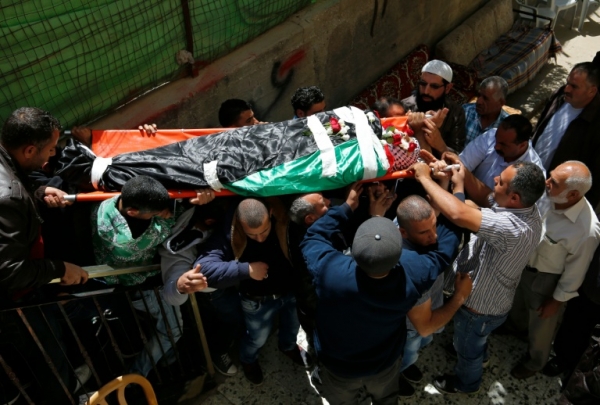 (4 mai) Corpo de palestino morto por tropas israelenses &eacute; carregado em Betunia, Cisjord&acirc;nia