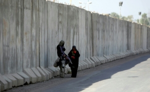 Muro de concreto protege um campo do Ex&eacute;rcito iraquiano em Bagd&aacute;