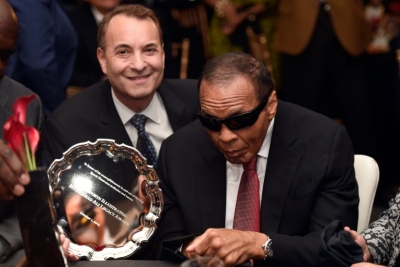 Foto de arquivo de setembro de 2015 mostra Muhammad Ali (D) recebendo um pr&ecirc;mio das m&atilde;os do ent&atilde;o editor do grupo Sports Illustrated, Paul Fichtenbaum, em Louisville, Kentucky