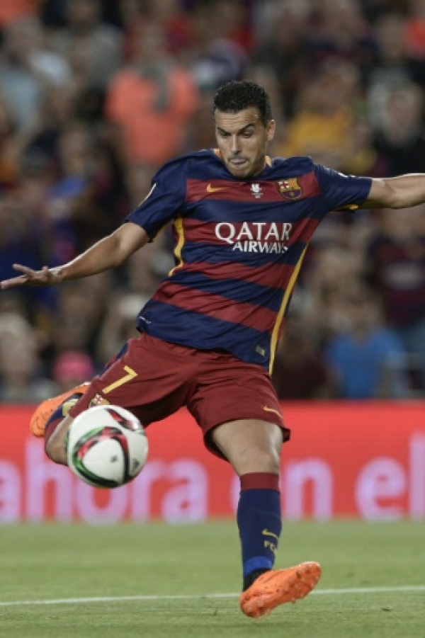 Barcelona's forward Pedro Rodriguez (R) vies with Athletic Bilbao's midfielder Oscar de Marcos during the Spanish Supercup second-leg football match FC Barcelona vs Athletic club Bilbao at the Camp Nou stadium in Barcelona on August 17, 2015. AFP PHOTO / JOSEP LAGO